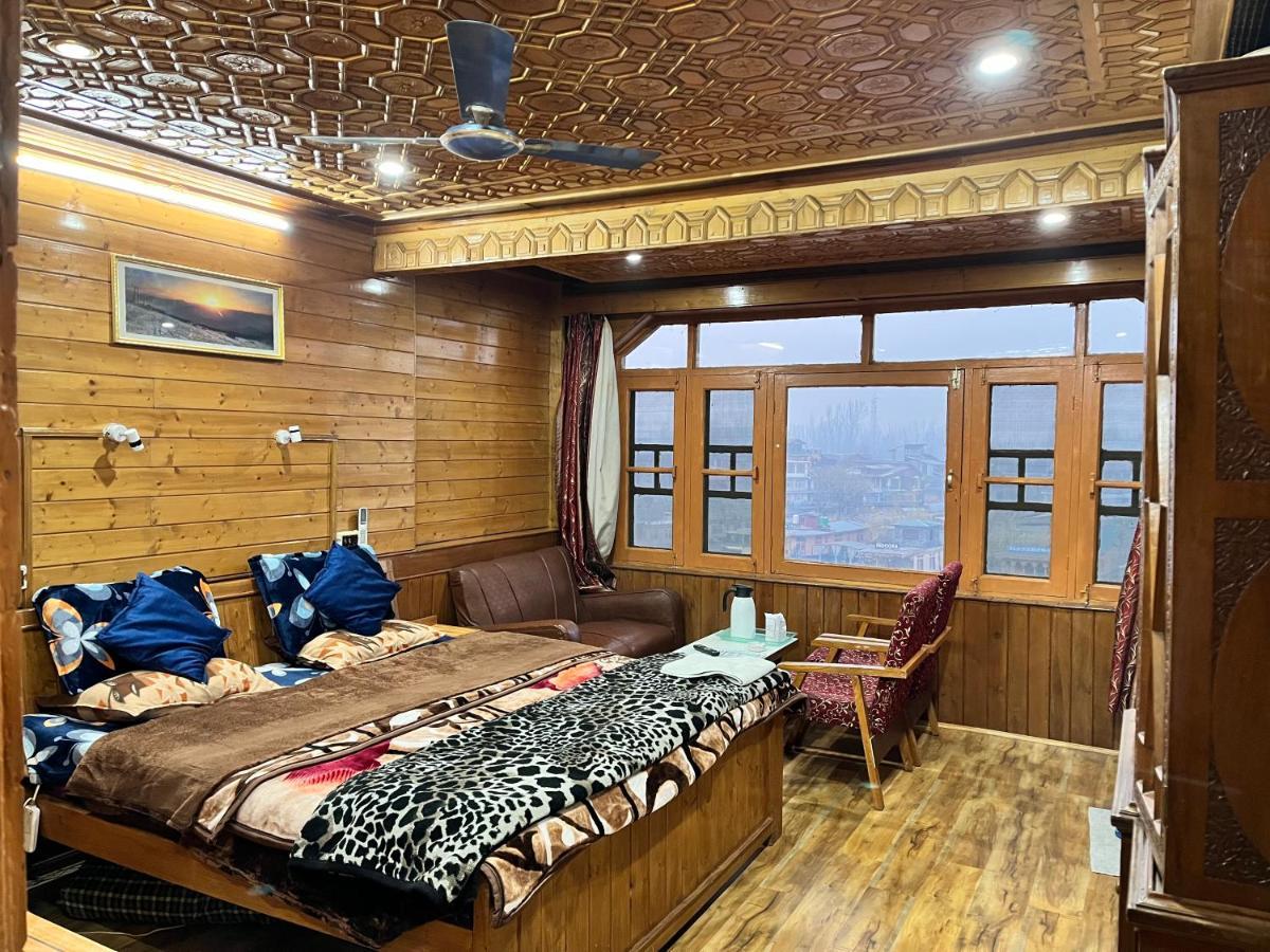 Srīnagar Sun N Shade Guest House מראה חיצוני תמונה